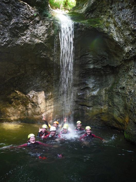 Wasserfall in der Almbachklamm: Canyoning als Gruppenausflug